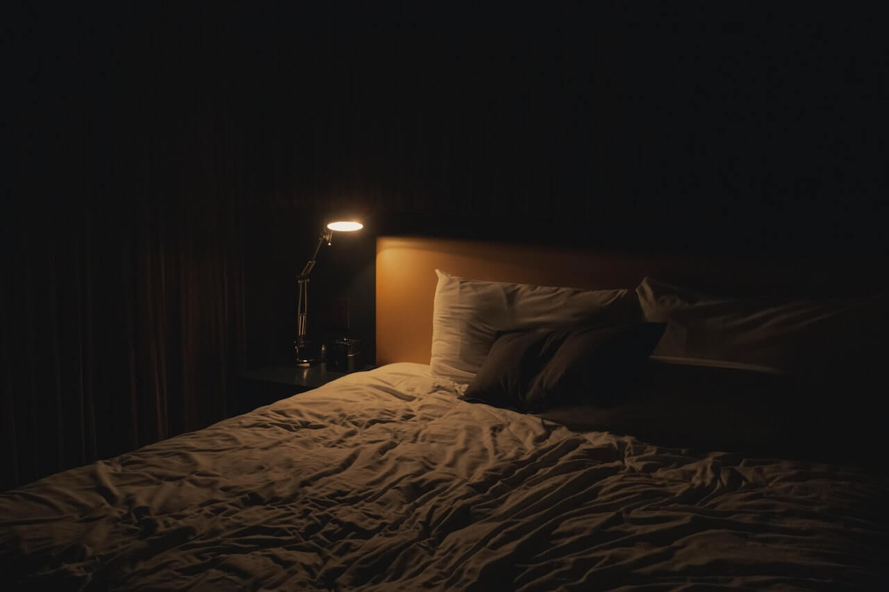 Dormire con la testa a Nord fa male? Consigli, miti e credenze legate alla direzione del sonno