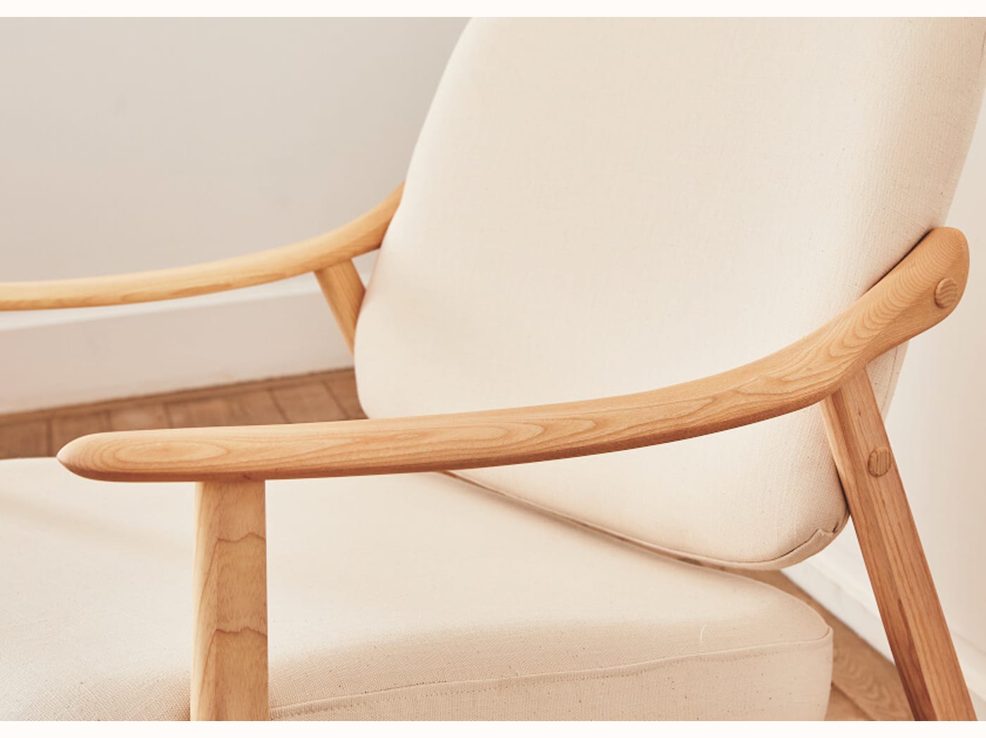 Sillón de madera LYRA