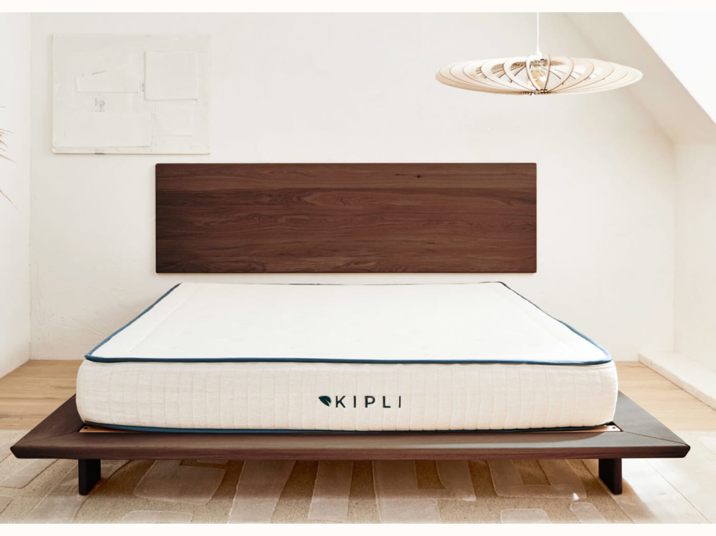 Cama de plataforma em madeira maciça LIVIA