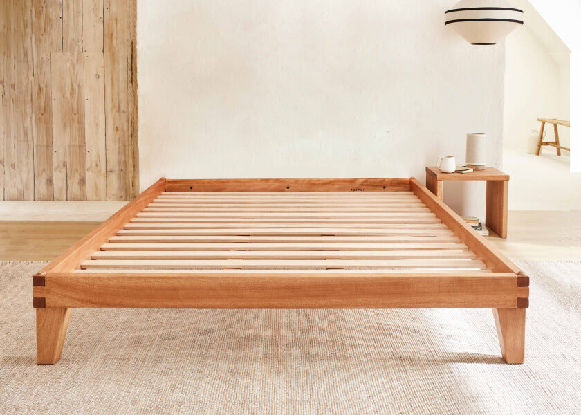 Bett mit Massivholz-Lattenrost LUCA